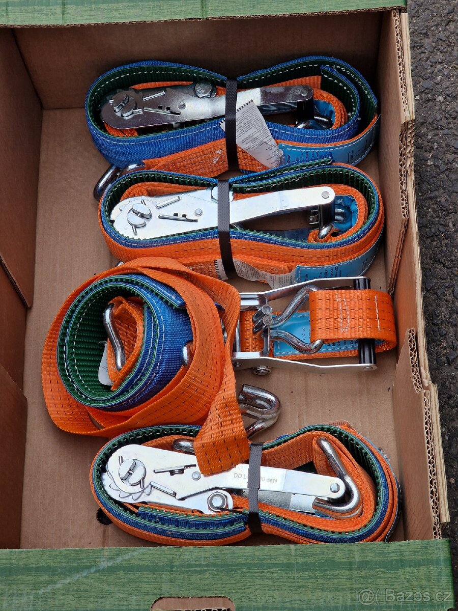 Upínací popruhy pro přepravu auta.