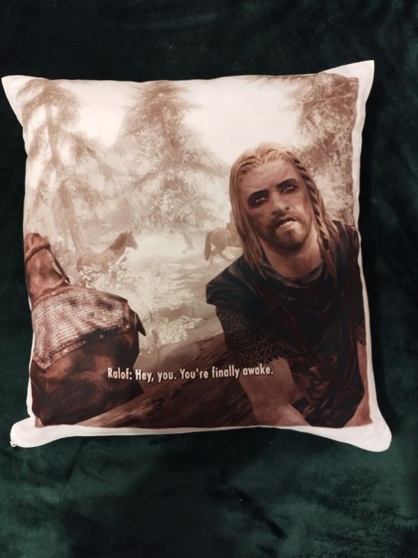 Prodám nový polštář z hry The Elder Scrolls 40x40 PC 599