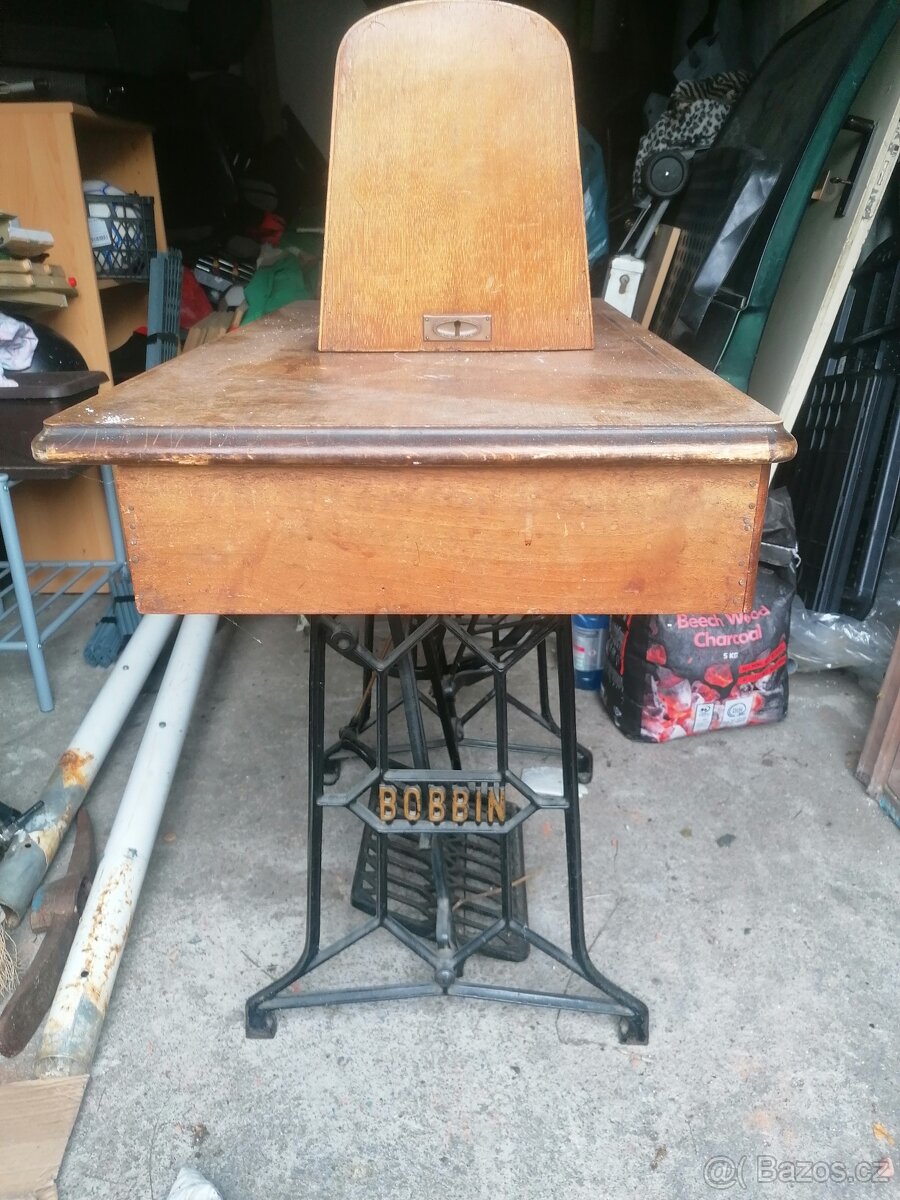 starožitný šicí stroj Bobbin.