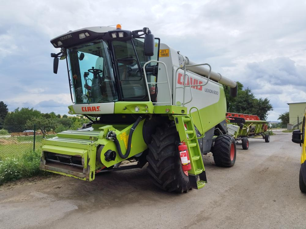 CLAAS LEXION 600 + V900