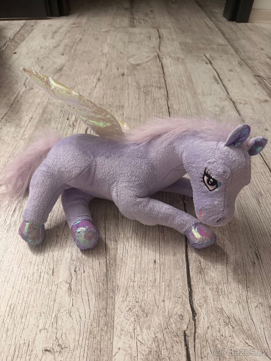 Plyšový koník s křídly
