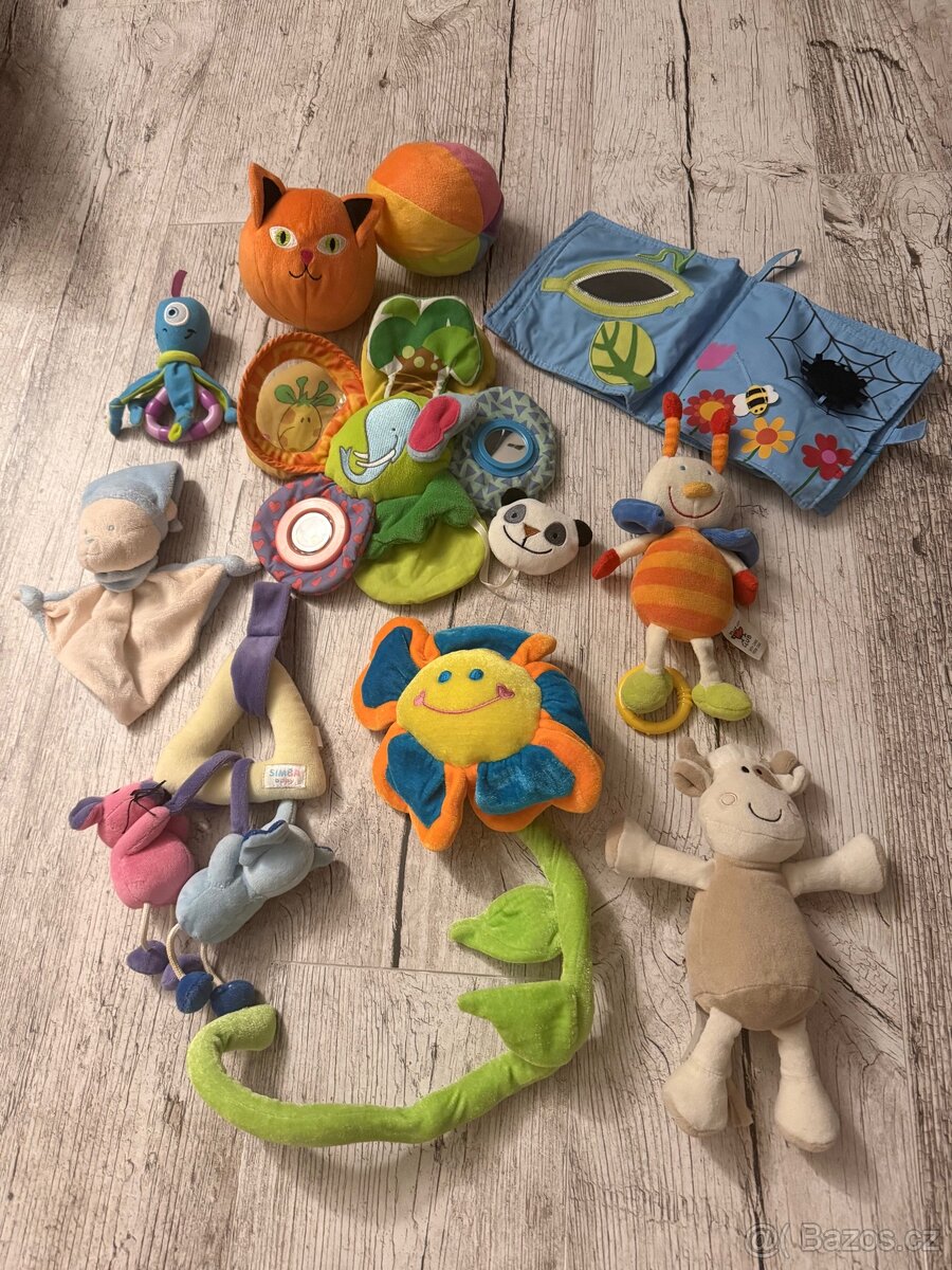 Sada plyšových hraček a potřeb pro miminko