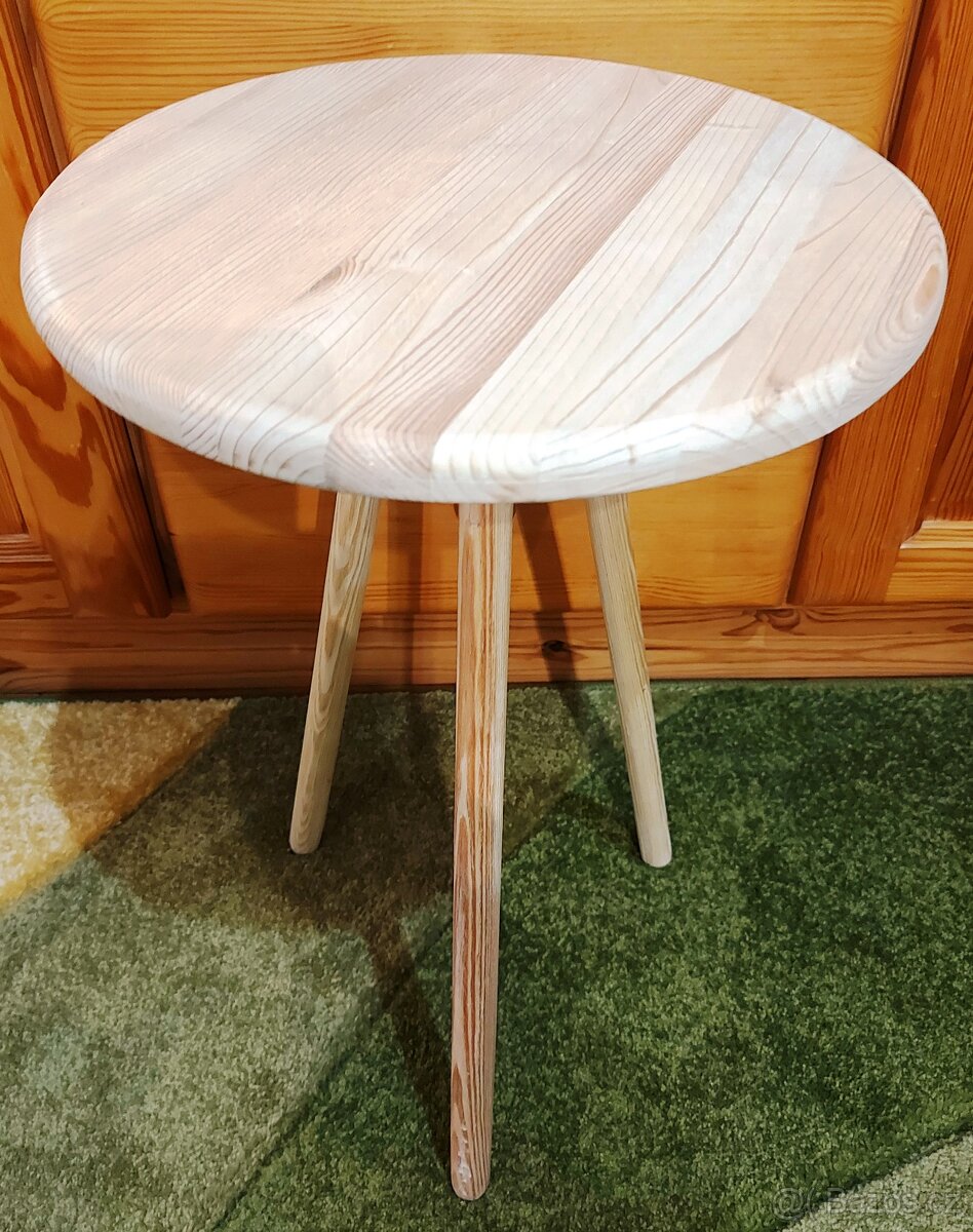 Květinový stolek na trojnožce....