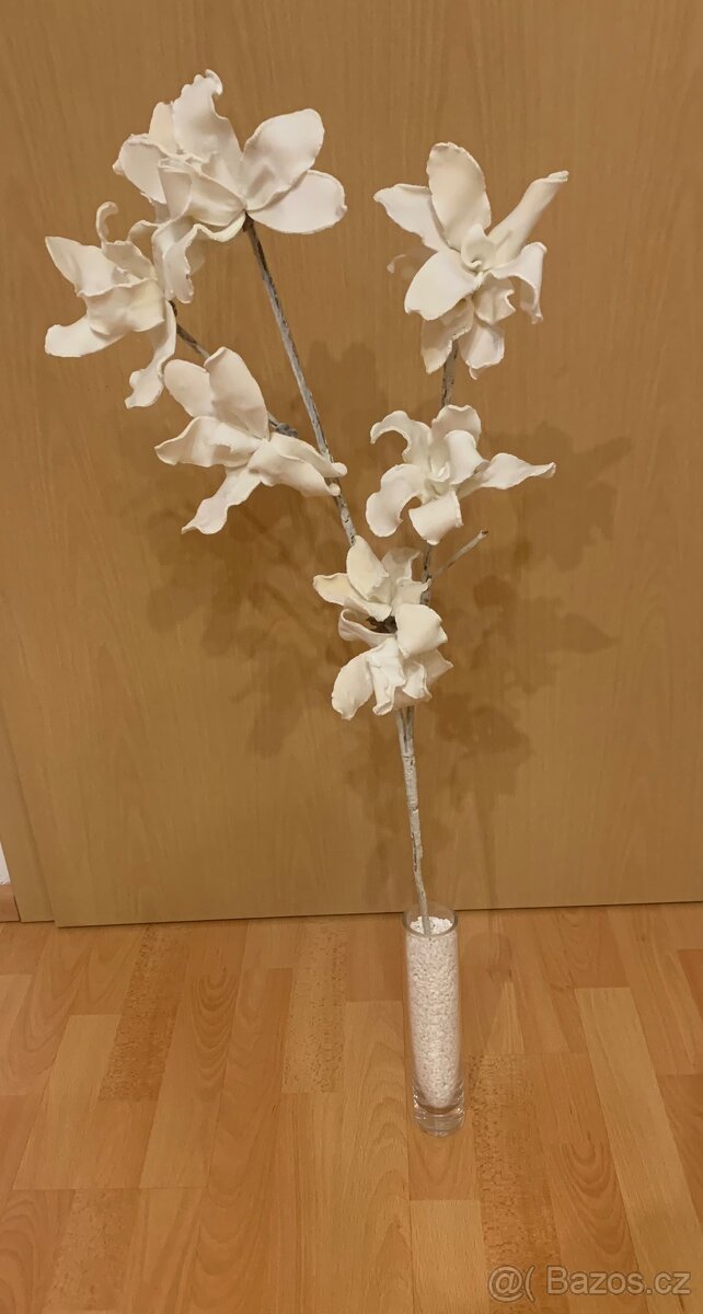 Váza s kytkou a kamínk