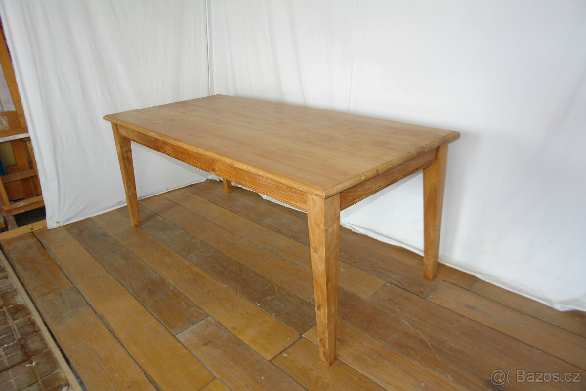 Jídelní stůl exotické dřevo