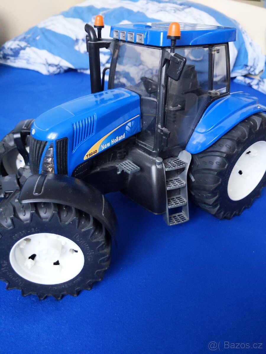 Traktor New Holland T8040