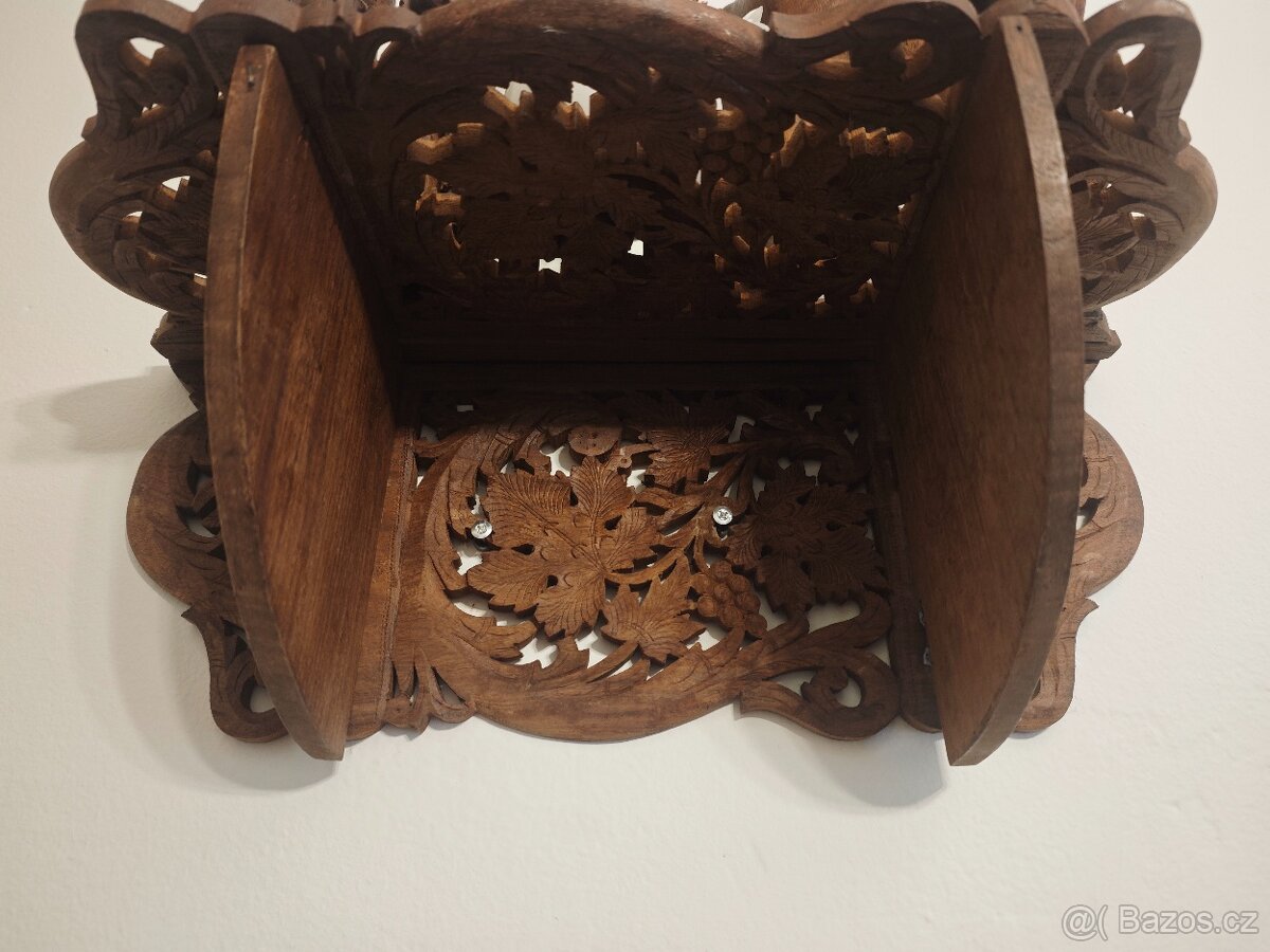 Polička na zeď - ručně vyřezávané dřevo Indie