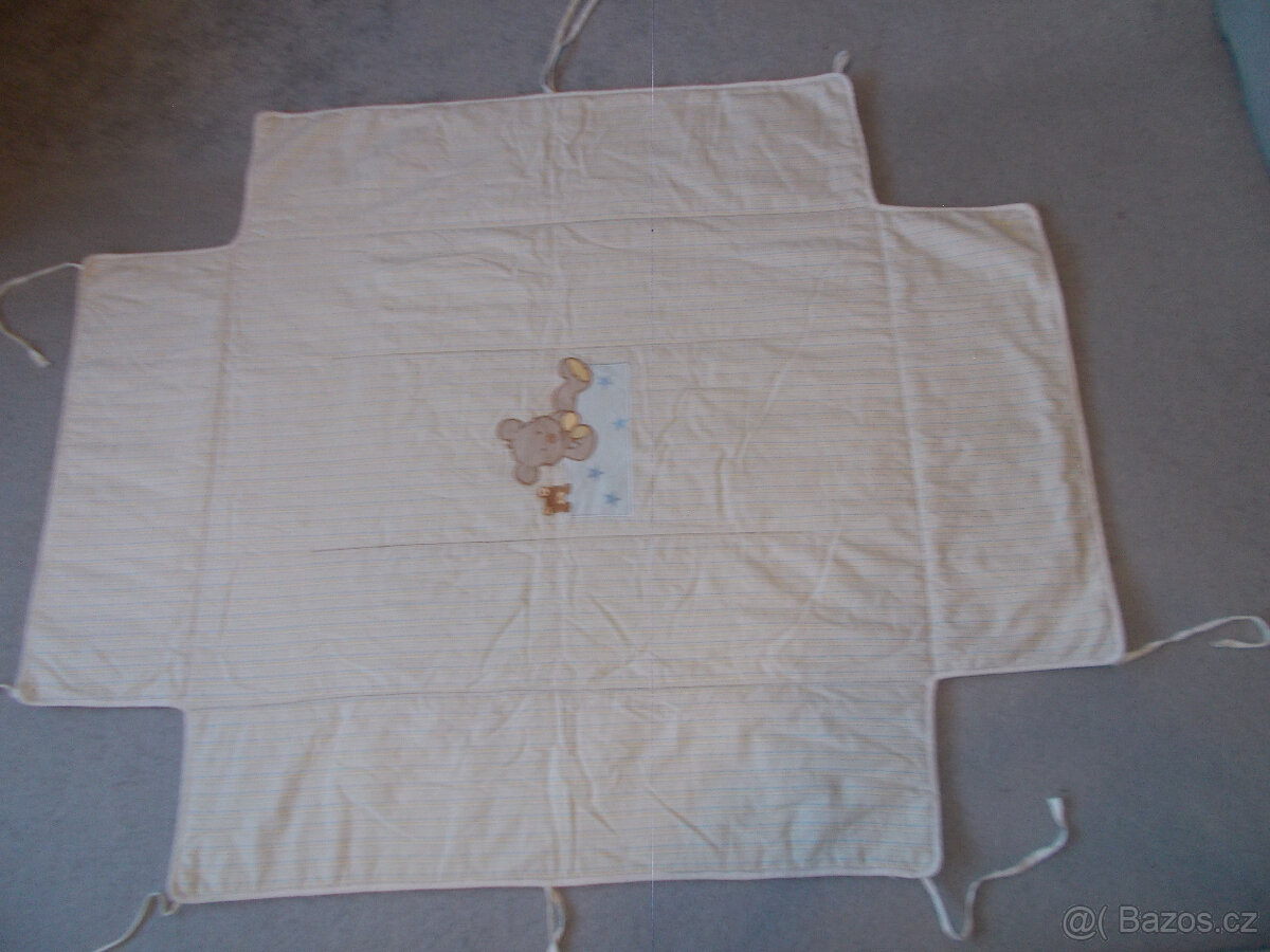 Mantinel s chráničem matrace do dětské postýlky