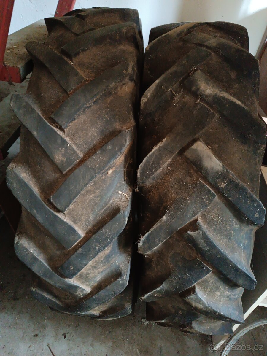 Zadní pneumatiky na Z 3011