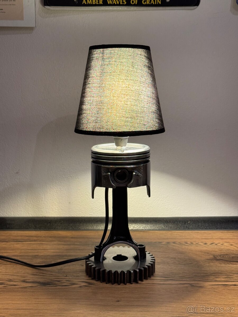 Lampička z pístu V8