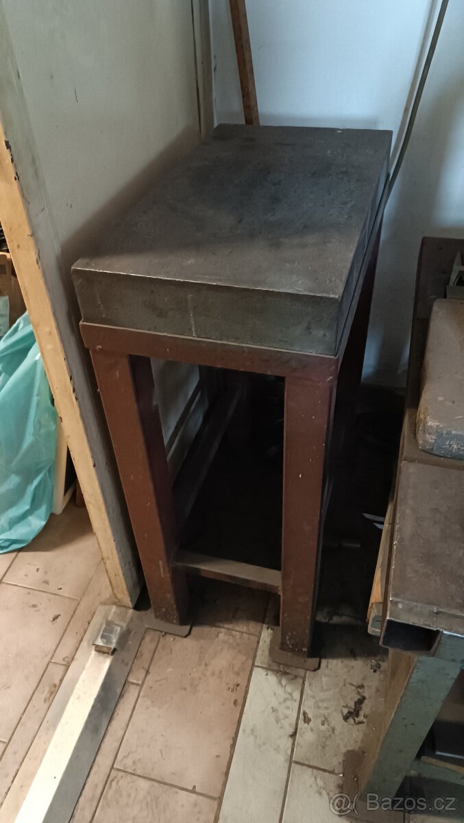 Ocelový malý stůl masivní SLEVA