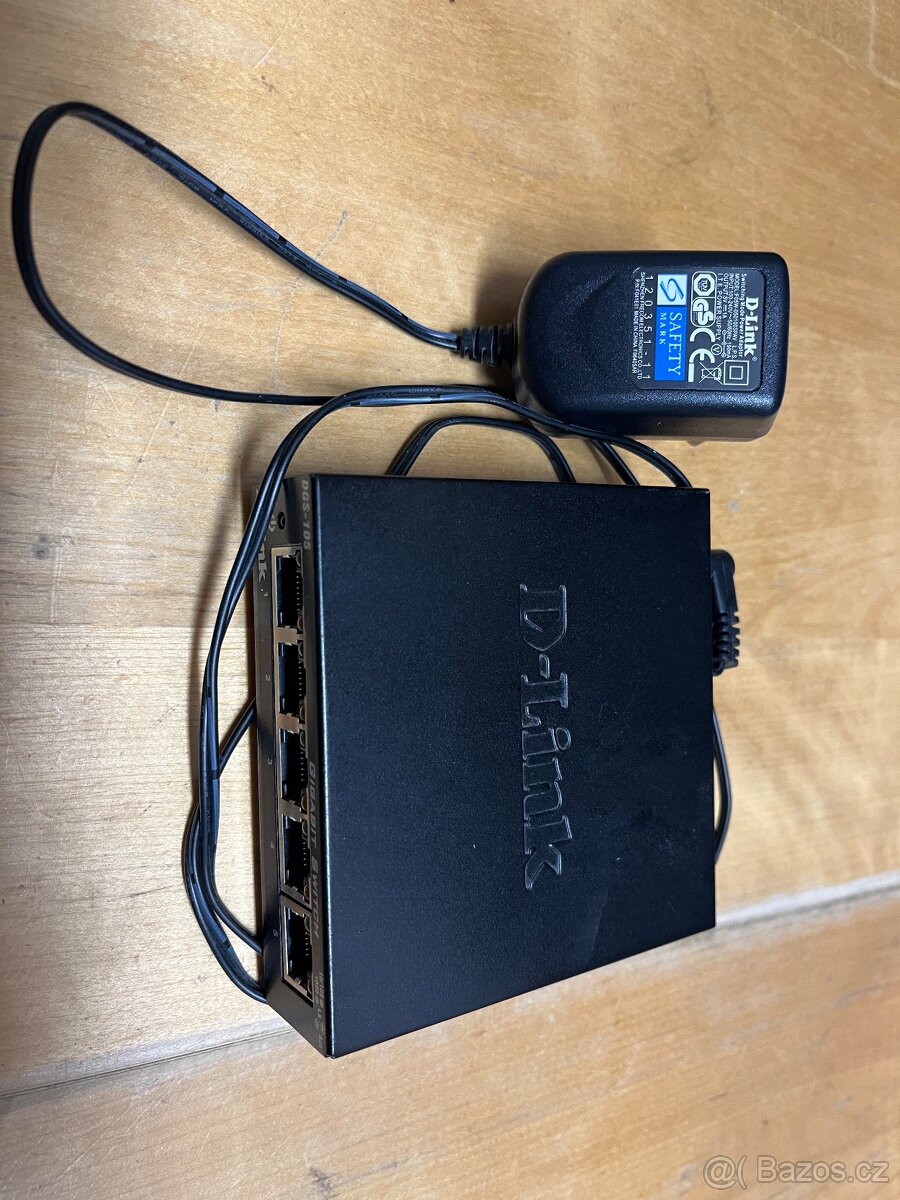 Switch D-Link DGS105 5 Port gigabit switch