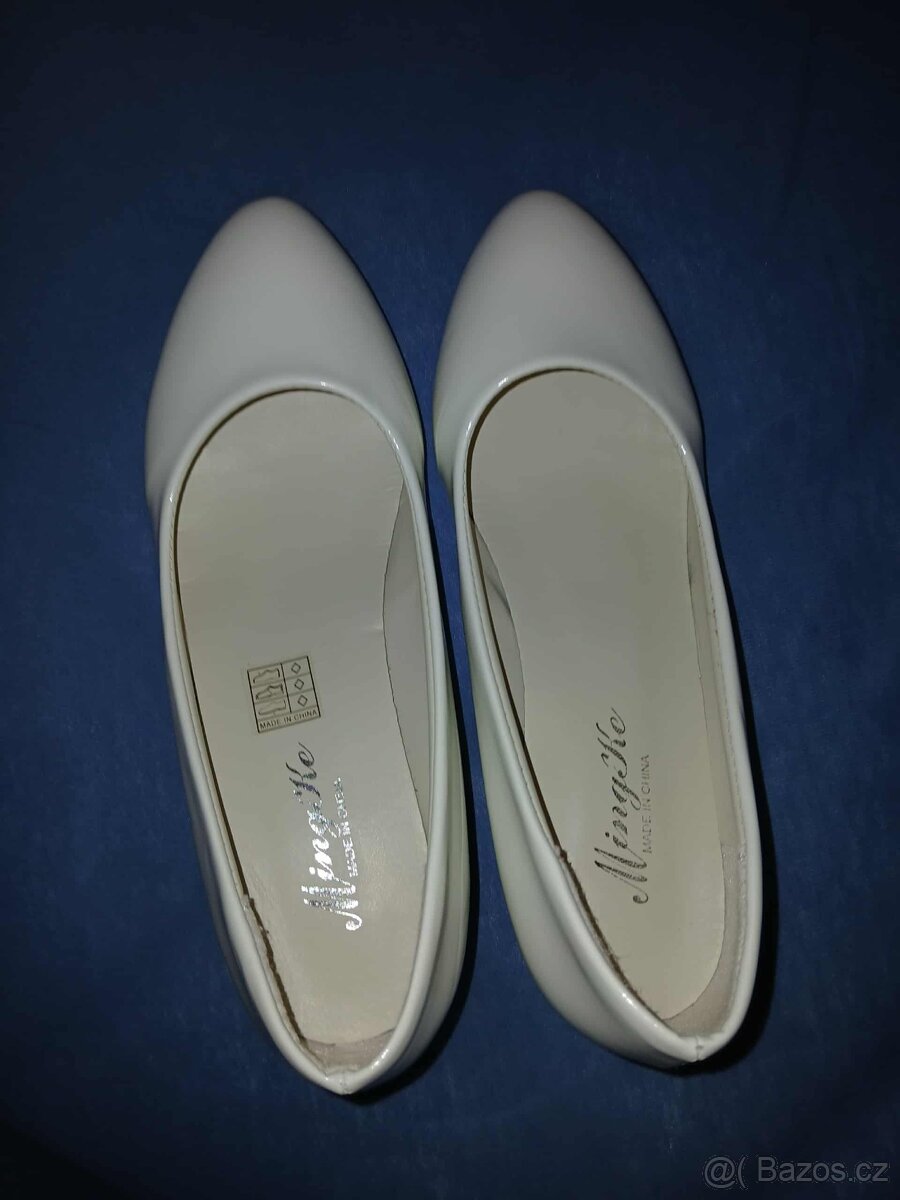 Bílé boty na podpatku