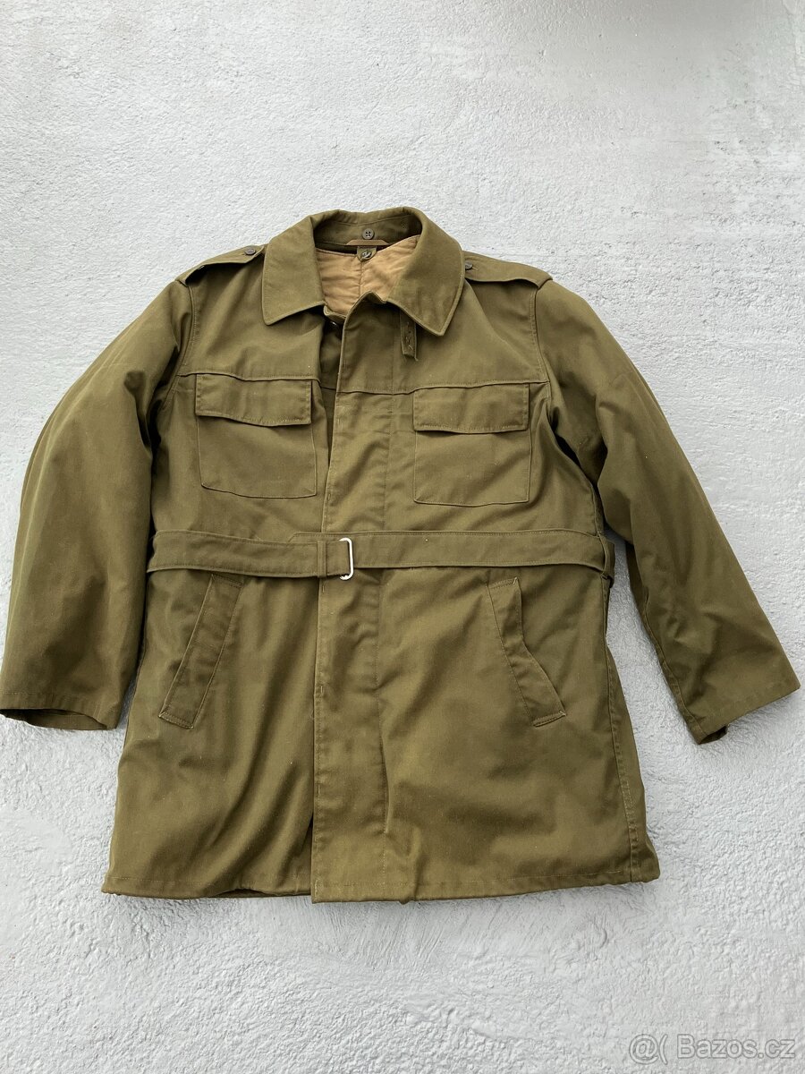 Vojenské zelený kabát.