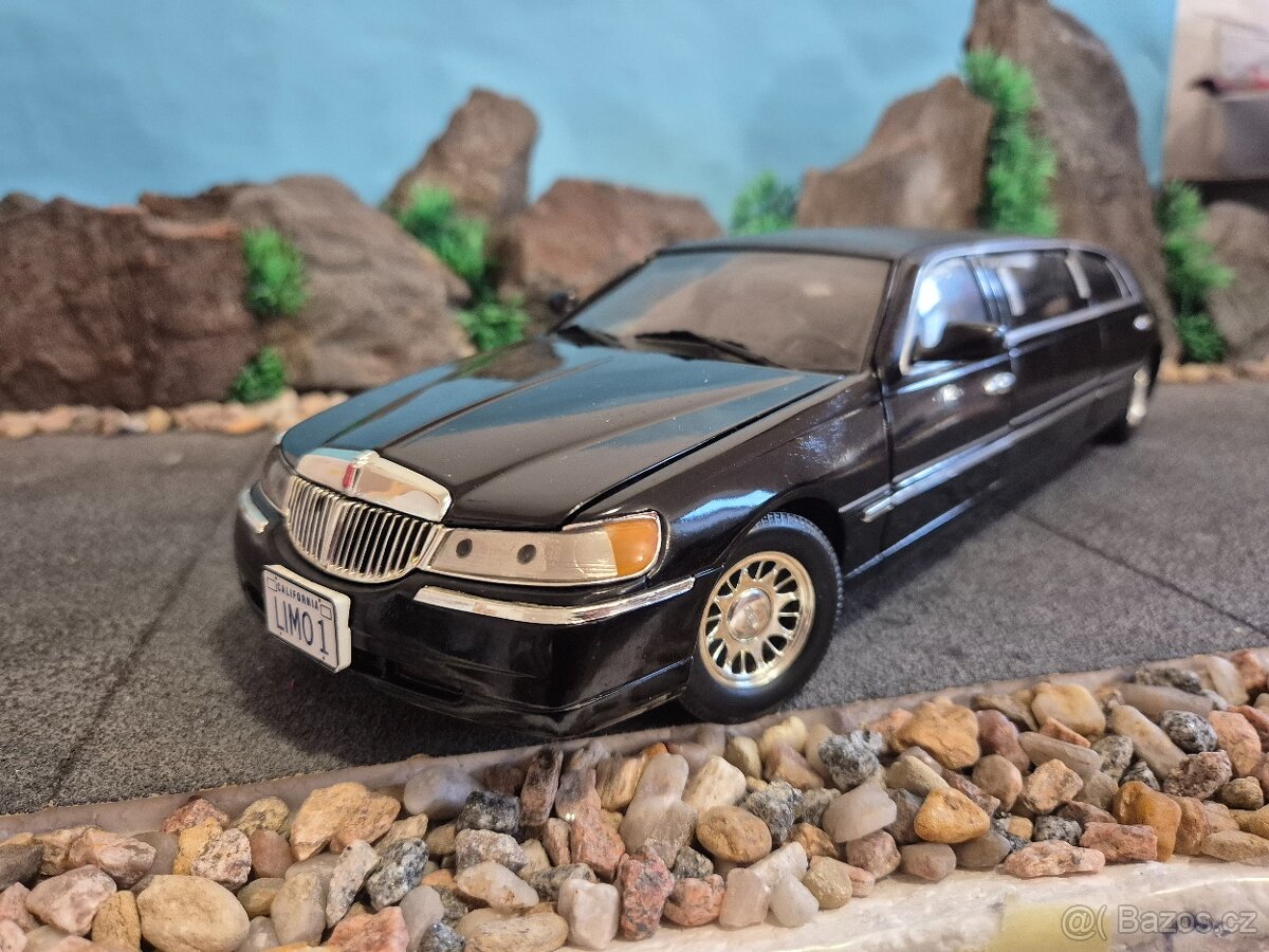 Prodám model limuzíny 1:18 Lincoln Car town 2000
