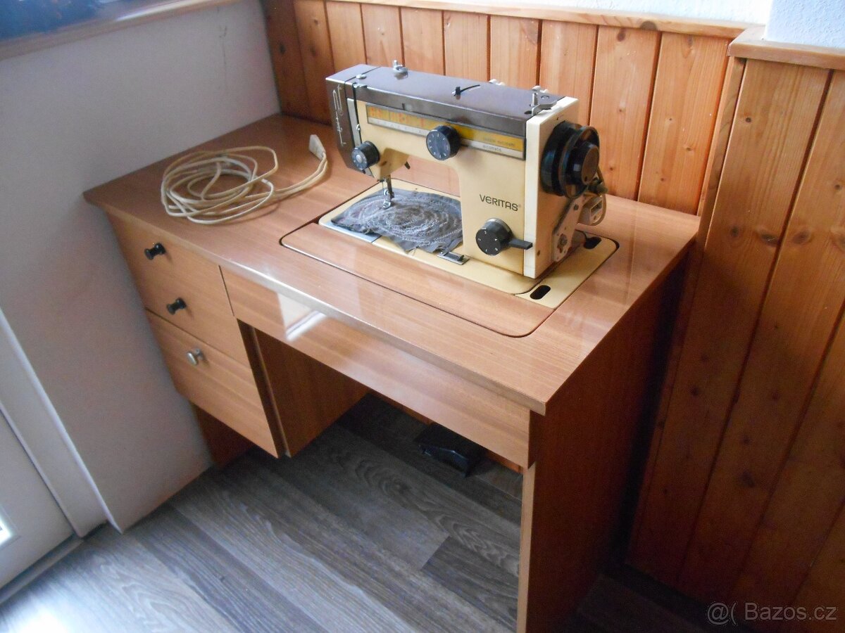 šicí stroj Veritas i se stolkem original vestavný