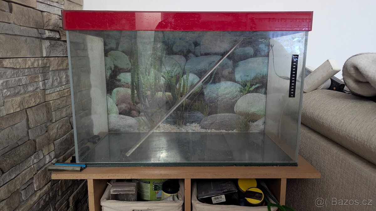 Akvárium s veškerým vybavením