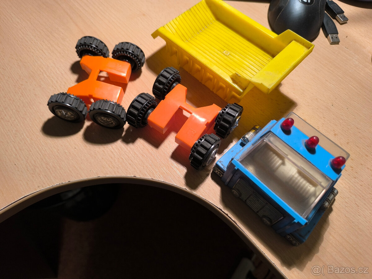 Staré hračky autíčko Bison Tropik KDN, mix dílů,ne Ites,Igra