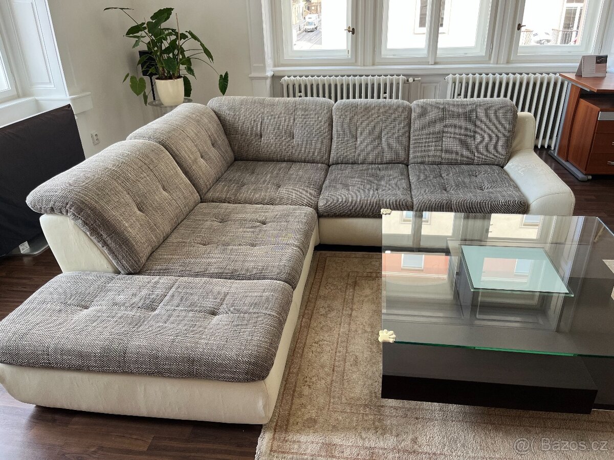 velka sedací souprava bila, velka sedačka