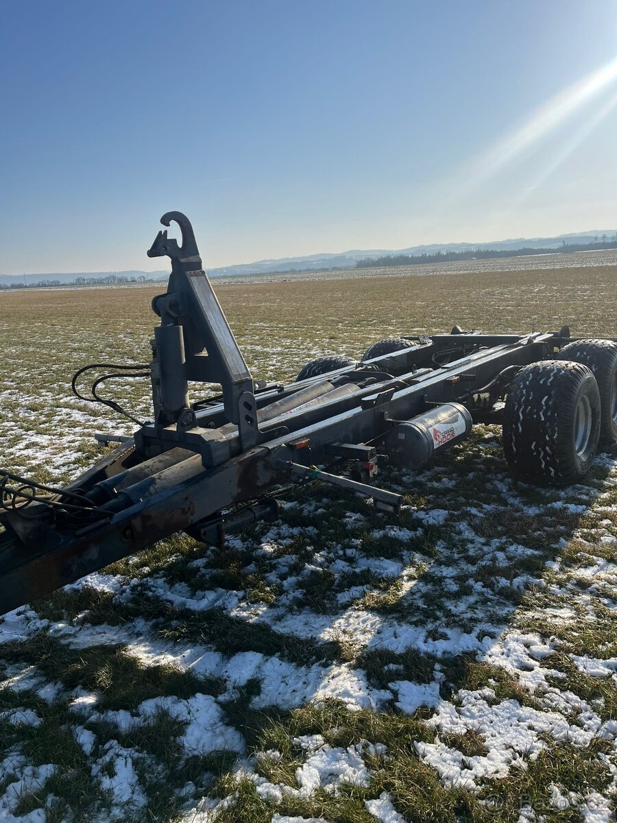 Traktorový nosič kontejnerů