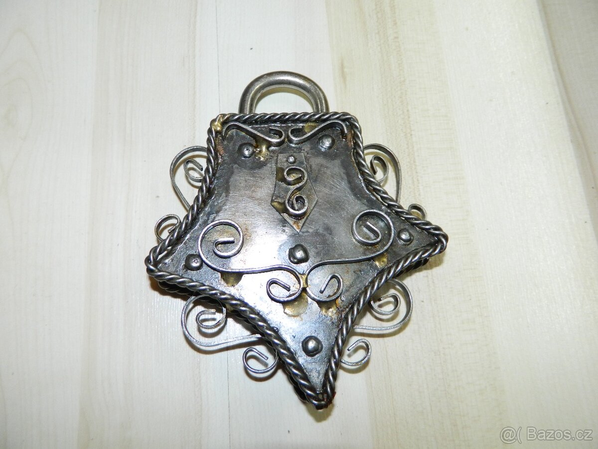 Prodám starý visací zámek.