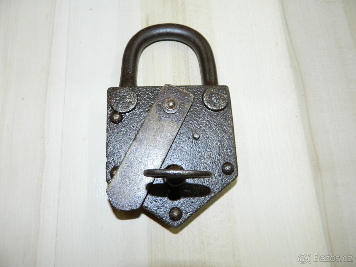 Prodám starý visací zámek.