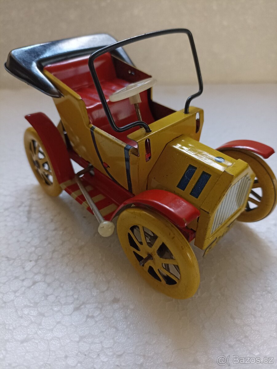 Staré plechové autíčko