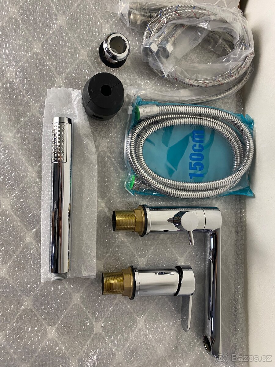 Bidetová sprška s hadicí a příslušenstvím.