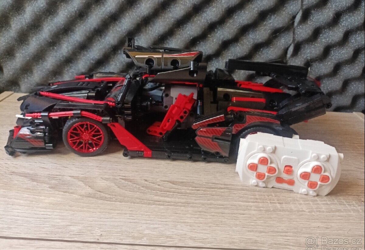 Závodní auto z lega