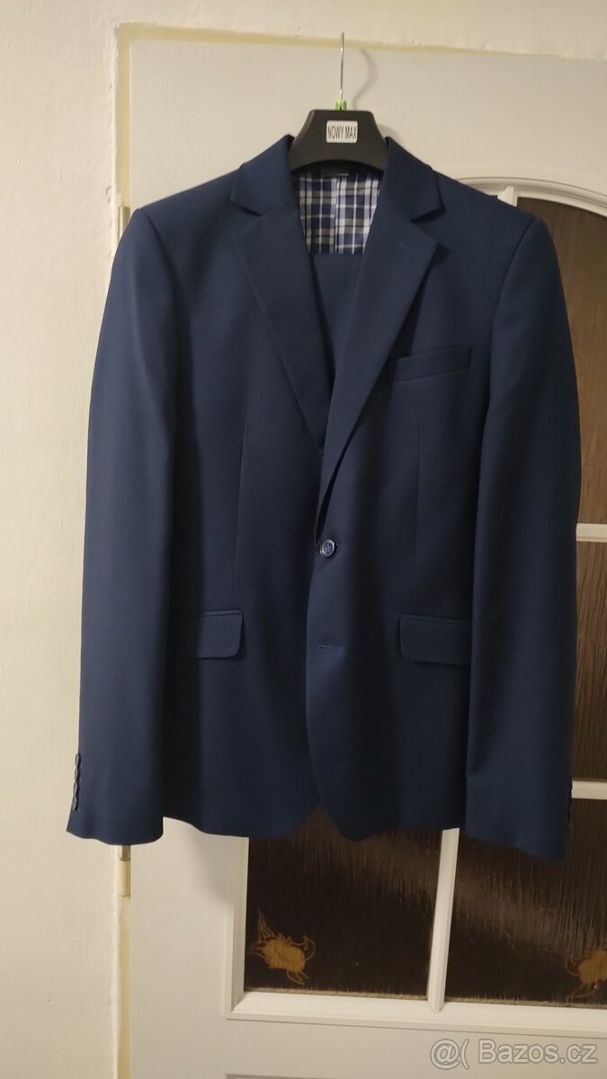 Modrý společenský oblek