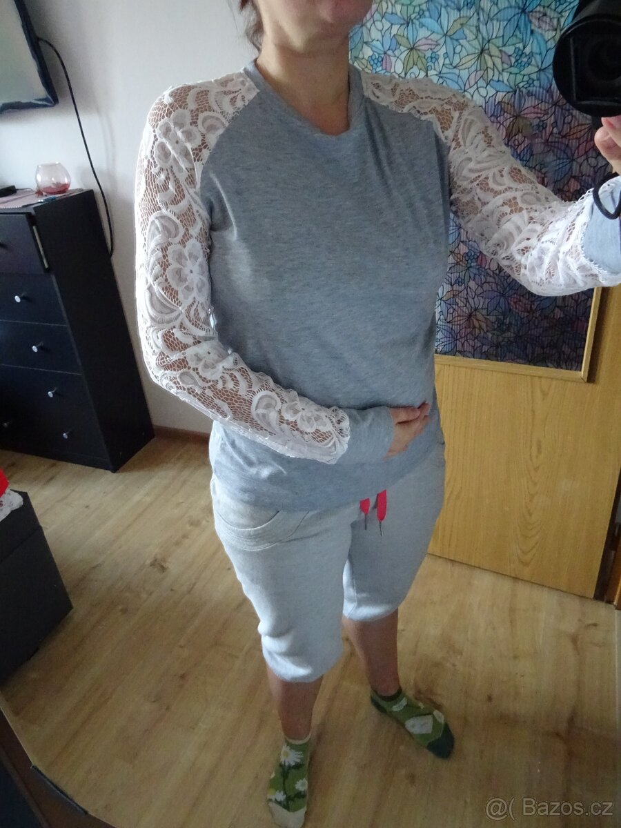 Šedé tričko s dlouhým ozdobným rukávem - vel. M