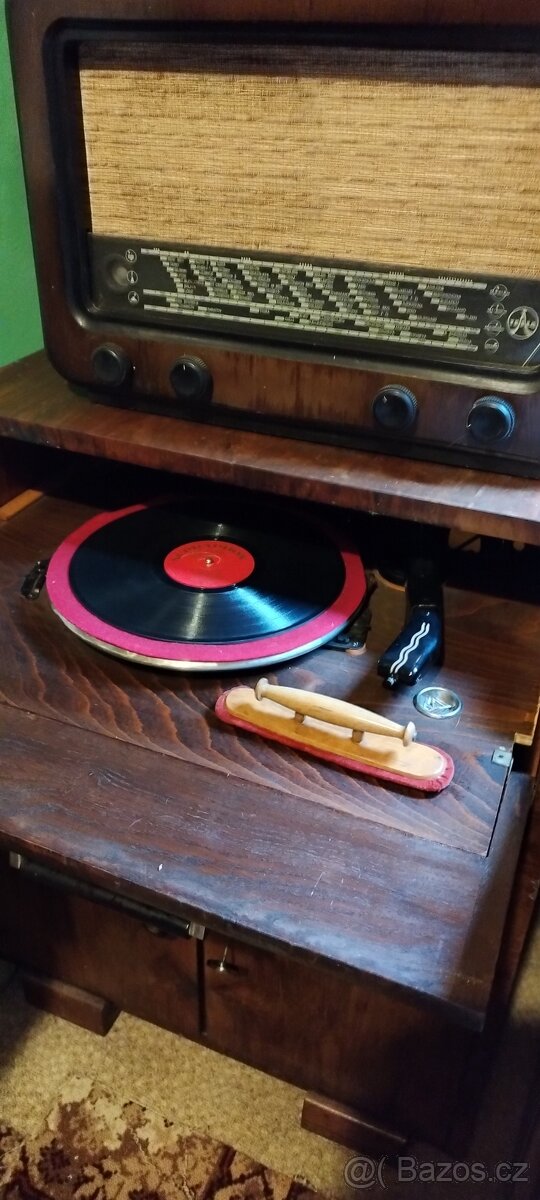Radio Tesla Romance U5192 s gramofonovou skříní