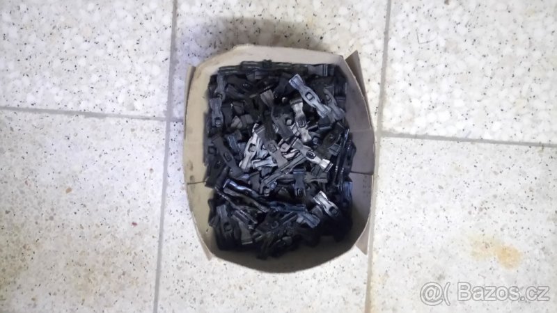 Sponky na přichycení kabelu