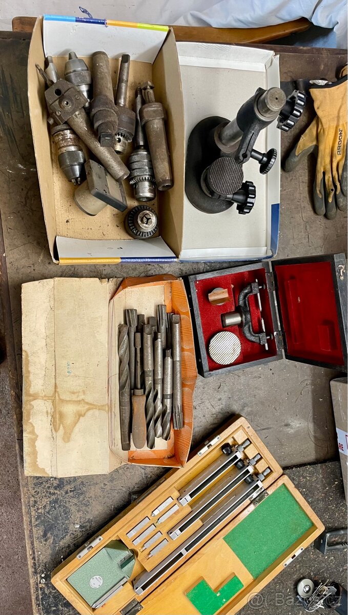 Vrtacka, soustruh, frezka, svetlo, stojan