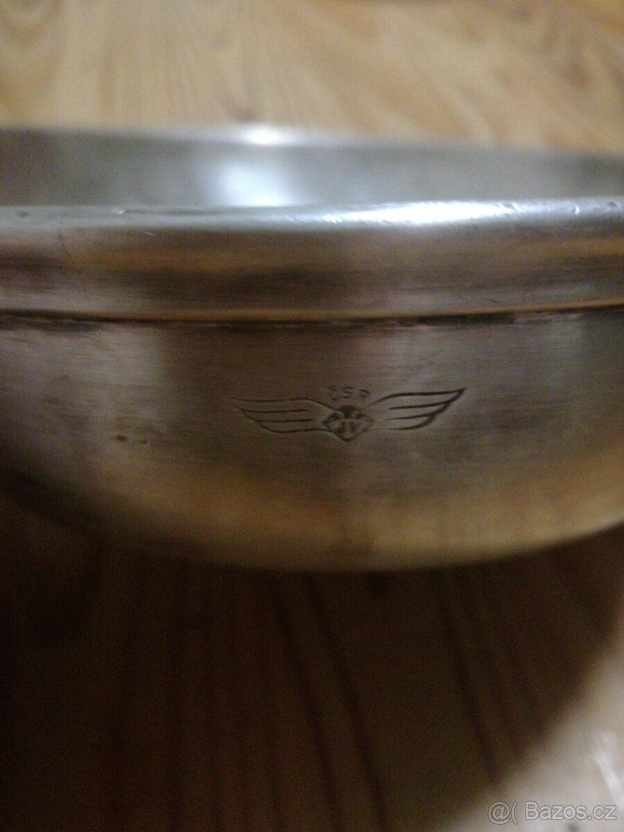 Starý kovový hrnec/ešus