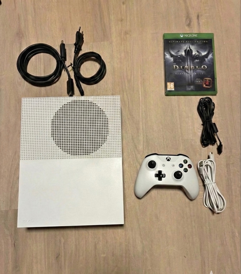 Xbox One S + ovladač a veškerá kabeláž .+ Diablo 3