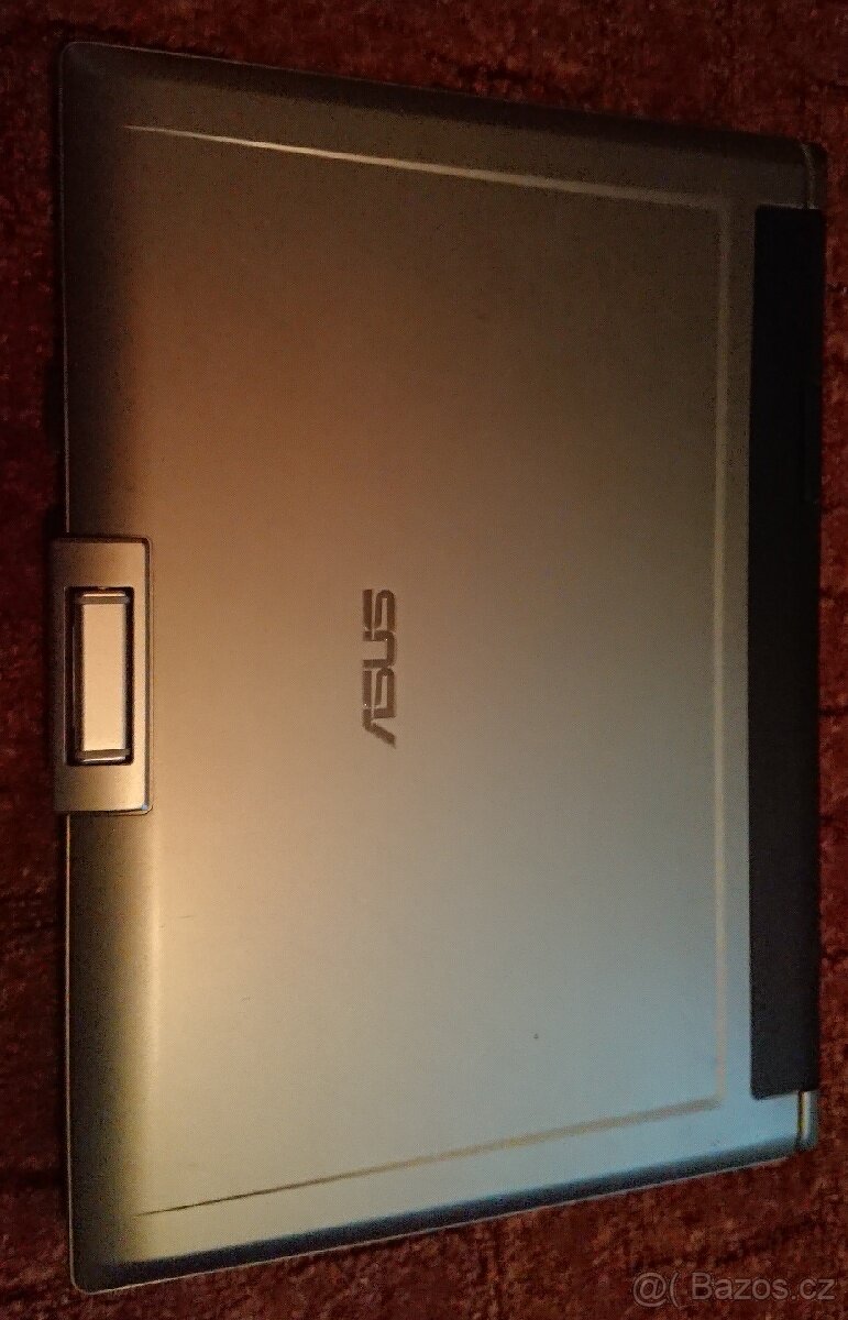 Starý notebook Asus