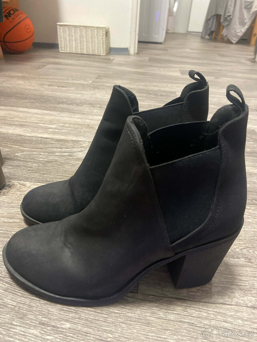 Černé kotníkové boty – pohodlné