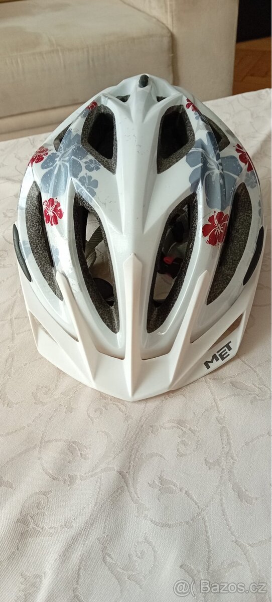 Cyklistická přilba MET
