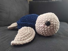 Maxi mořska želva a kladivoun