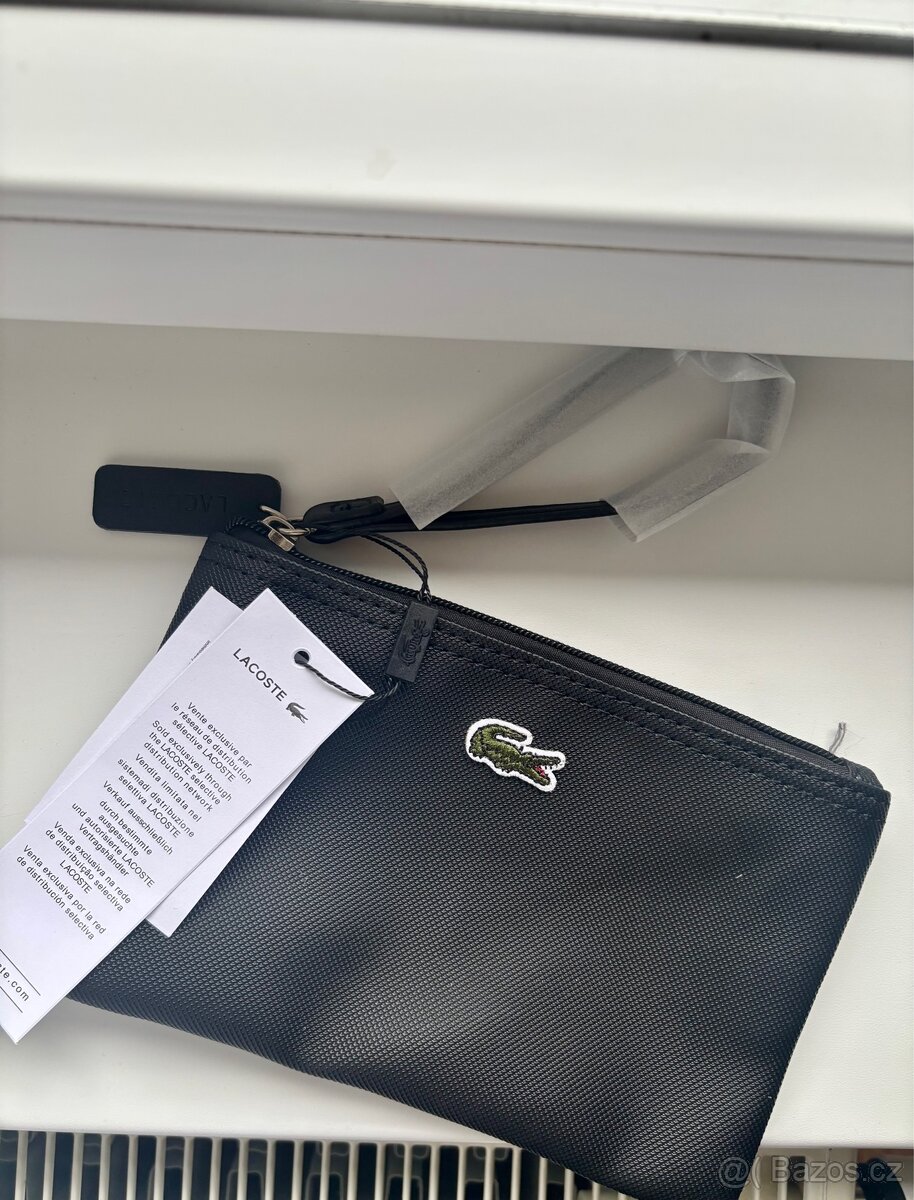 Nové černé psaníčko Lacoste