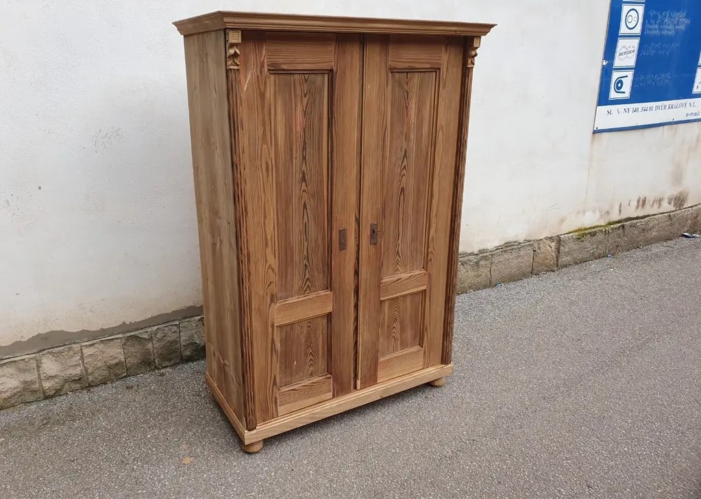 STAROŽITNÁ MODŘÍNOVÁ SKŘÍN PO CELKOVÉ RENOVACI