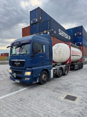 Řidič pro přepravu cisternových kontejnerů