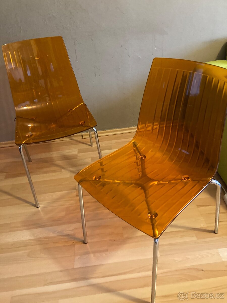 Dvě židle oranzove