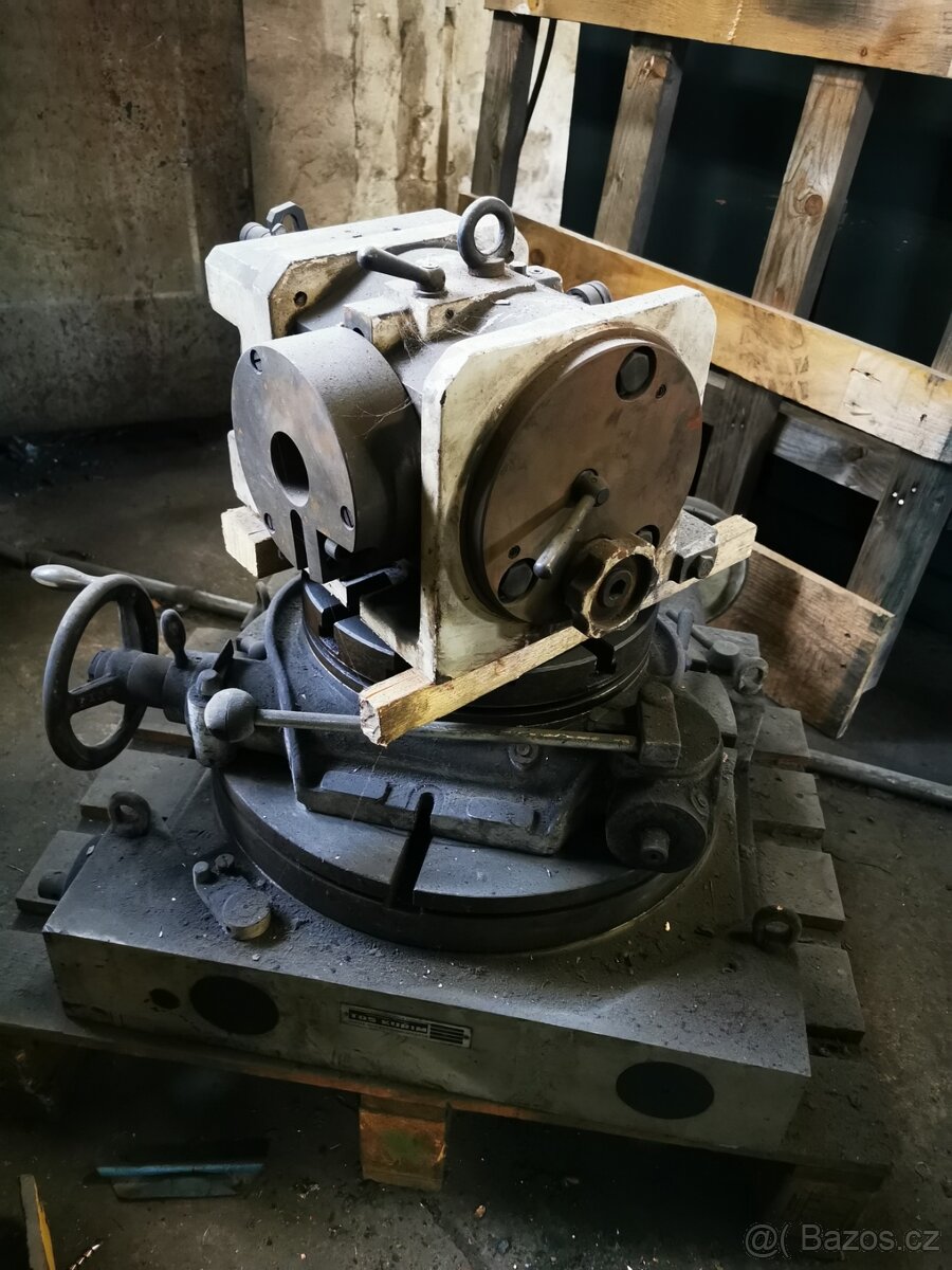 TOS KUŘIM IMF 500 -Otočný stůl