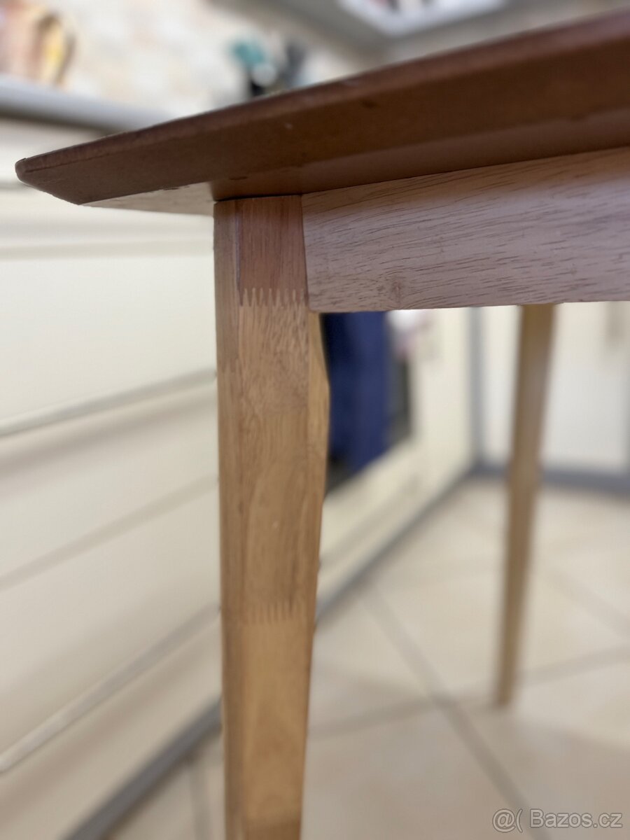 Jídelní stůl
