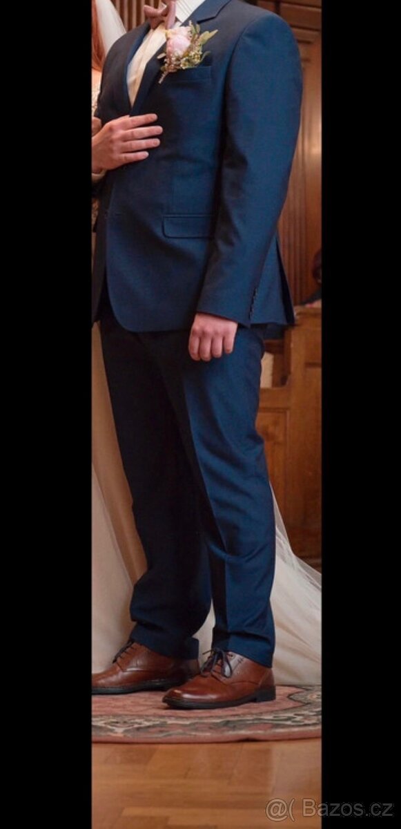 Modrý svatební oblek