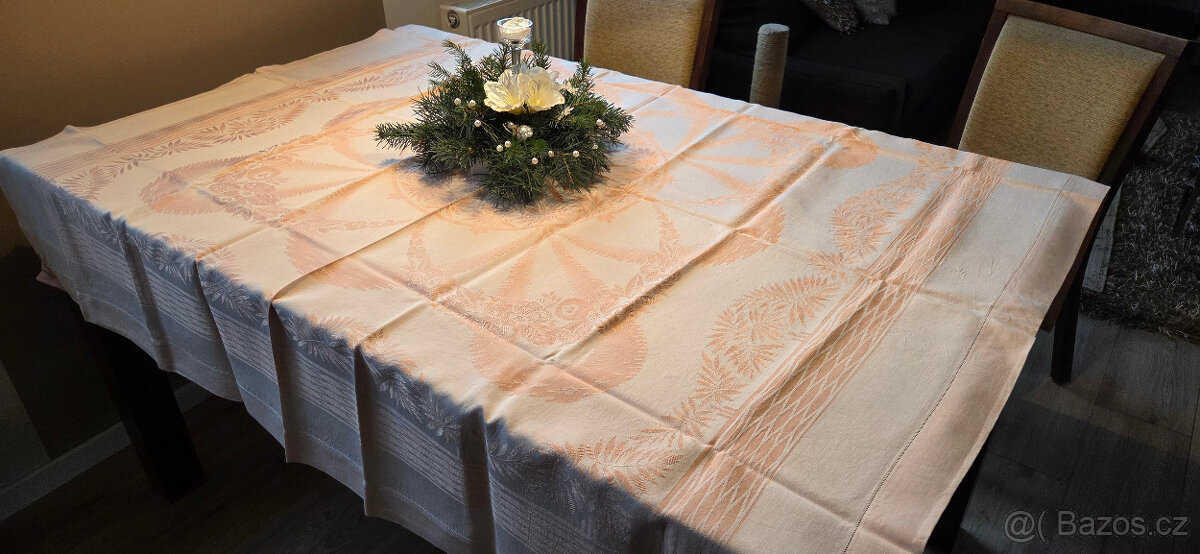 Damaškový ubrus světle oranžový 147 x 147 cm