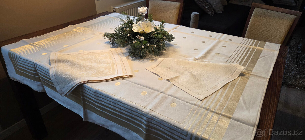 Damaškový ubrus 128 x 130 cm