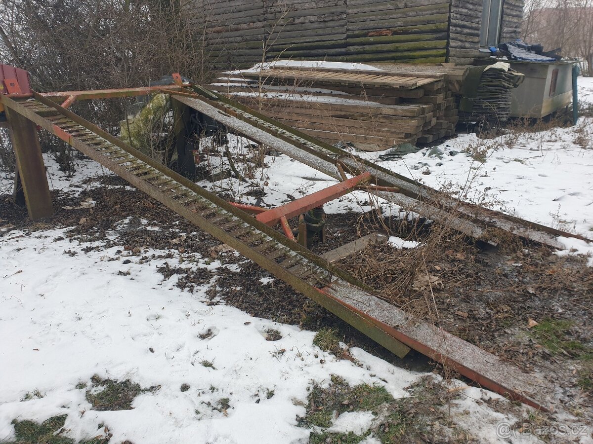 Servisní rampa na auta